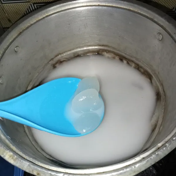 Rebus santan encer dan kolang kaling hingga mendidih.