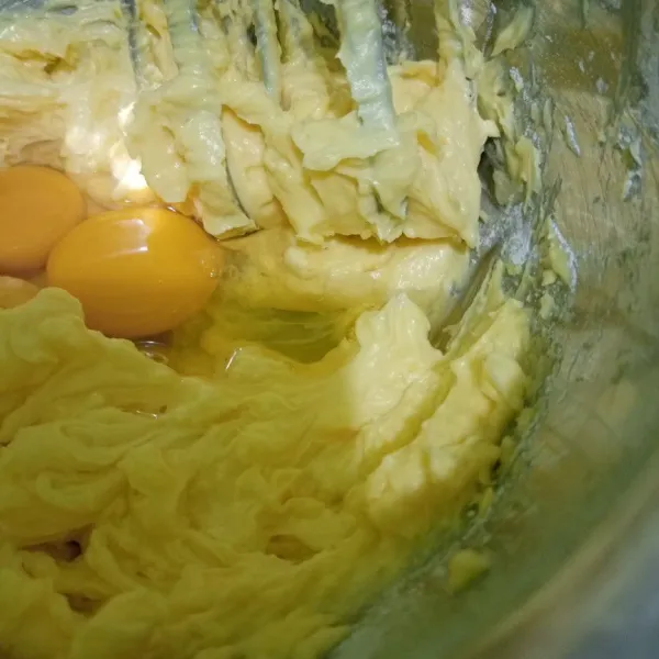 Tambahkan kuning telur dan 1 butir telur mixer rata