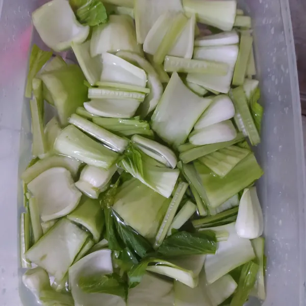 Potong sawi putih, pokcoy dan kol. Pisahkan antara batang dan daunnya, kemudian cuci bersih