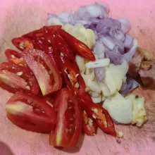 Iris-iris bawang, cabe merah, dan tomat.