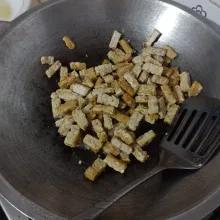 Goreng tempe setengah matang, sisihkan.