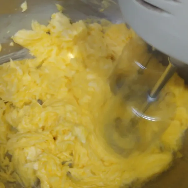 Lalu mixer telur, butter, margarine dan gula halus dengan kecepatan rendah selama 2 menit