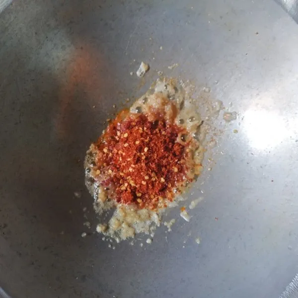 Kecilkan api, tambahkan chili flakes, aduk rata