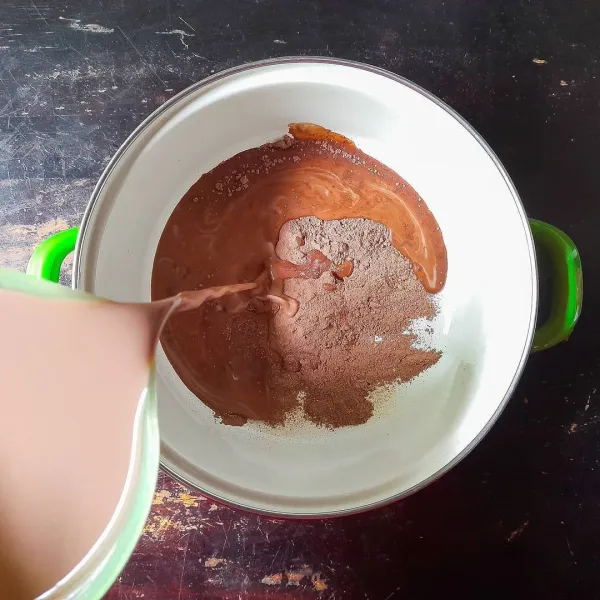 Campurkan agar bubuk dan cokelat bubuk, tuang susu secara perlahan sambil diaduk rata agar tidak ada gumpalan.