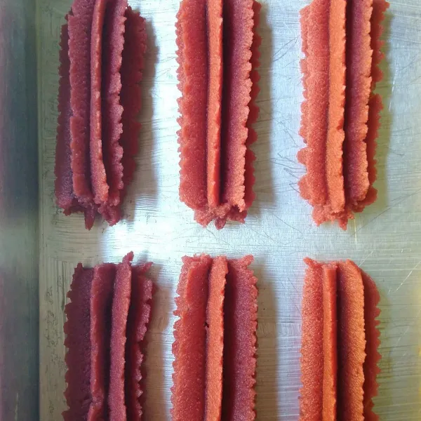 Cetak di loyang. Oven hingga matang.