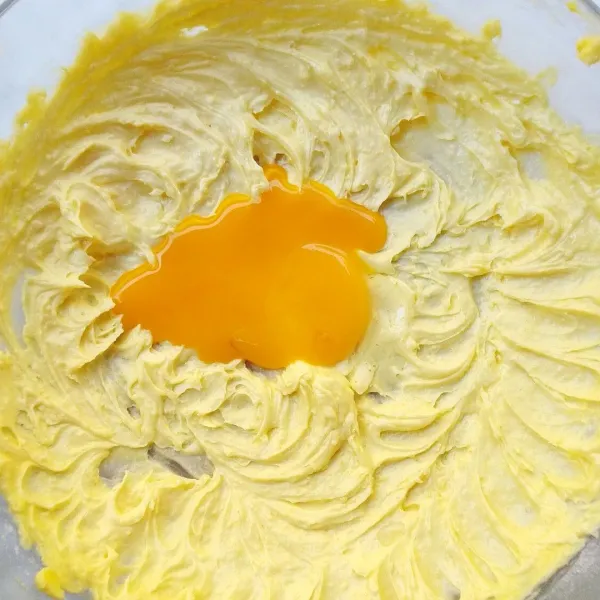 Masukkan kuning telur. Aduk rata.