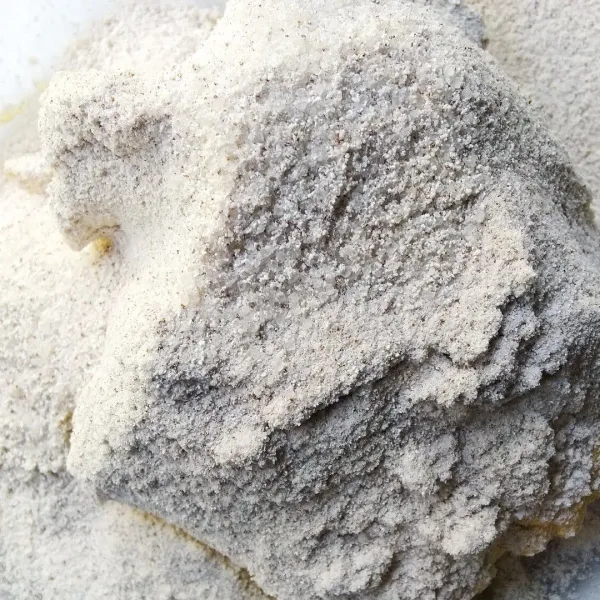 Masukkan tepung terigu, maizena, dan kopi bubuk. Aduk rata menggunakan spatula.