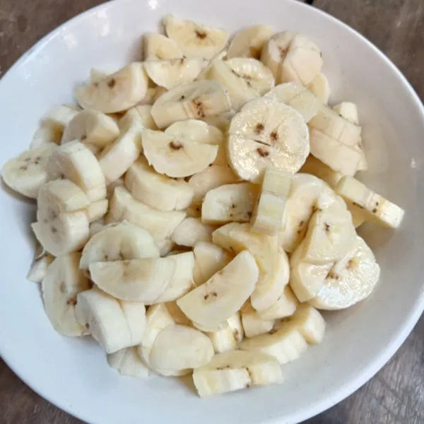 Kupas pisang dan potong-potong kecil.