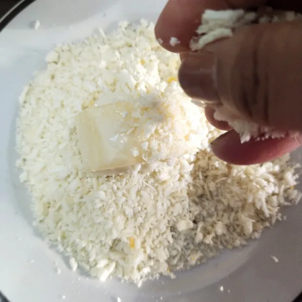 Kemudian lumuri tape dengan tepung panir