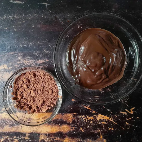 Persiapkan cokelat bubuk dan cokelat block yang sudah dilelehkan dengan cara di tim.