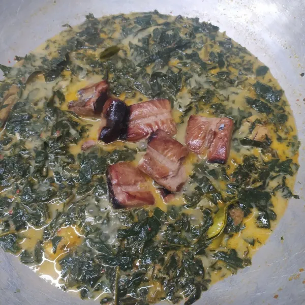 Masukkan tuna asap, aduk rata. masak sampai mendidih dengan api kecil-sedang. Angkat dan sajikan