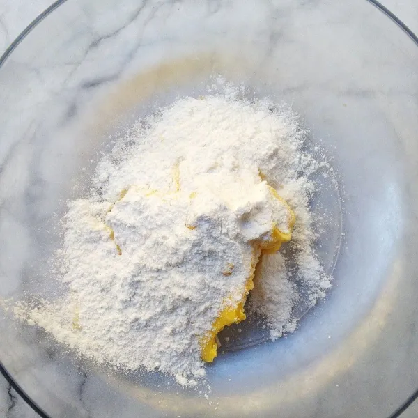 Mixer margarin, mentega, dan gula halus hingga lembut.