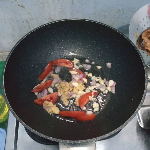 Kemudian tumis bersama bawang merah,bawang putih dan tomat sampai harum dan layu.