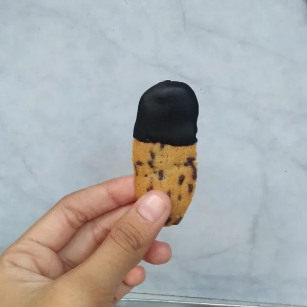 Celupkan ke cokelat yang sudah dilelehkan, simpan dalam toples.