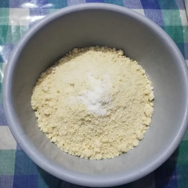 Masukkan kacang almond bubuk, kacang tanah bubuk, gula halus, tepung terigu, vanili bubuk dan garam ke dalam wadah.