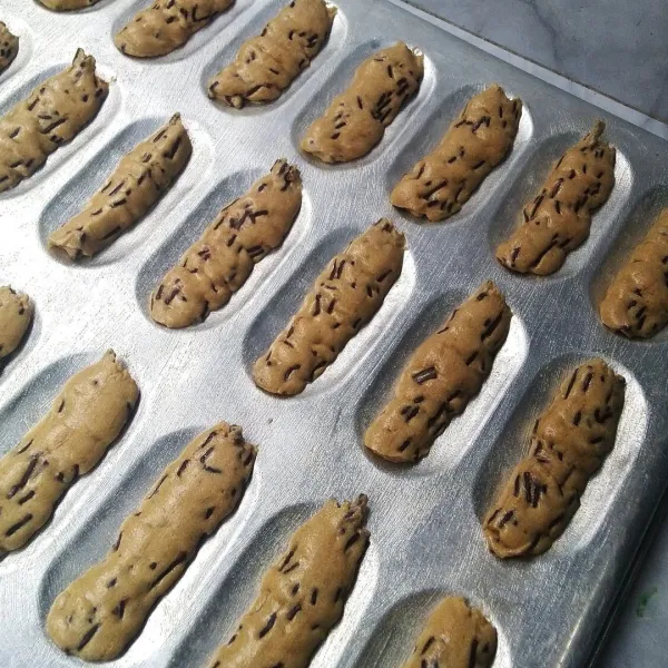 Semprotkan ke loyang. Oven hingga matang.