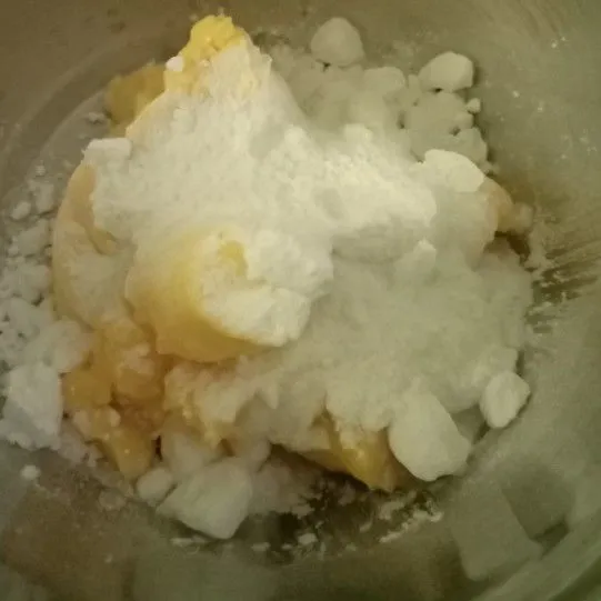 Mixer butter, margarin, dan gula halus mix rata