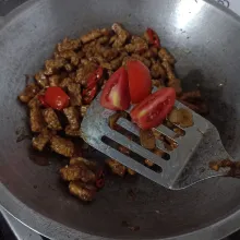 Sesaat sebelum diangkat, masukkan potongan tomat, masak sampai matang dan tomat asal layu.