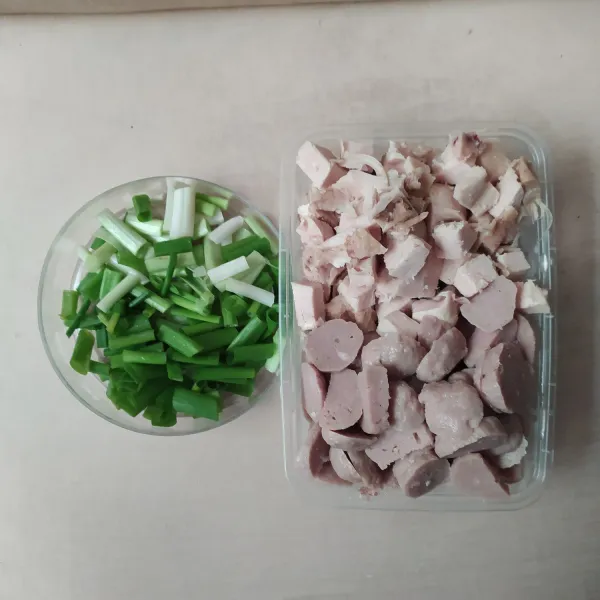 Potong potong baso, ayam rebus dan daun bawang