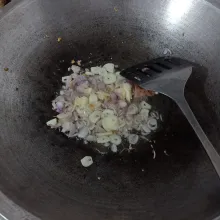 Tumis bumbu iris dan rempah dengan sedikit minyak goreng sampai harum.