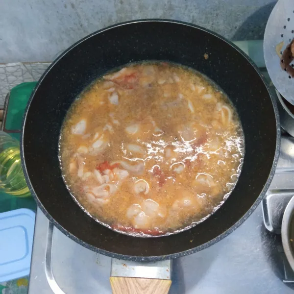 Tambahkan air,gula merah,garam,lada bubuk dan kecap manis. Aduk rata. Masak sampai mendidih.