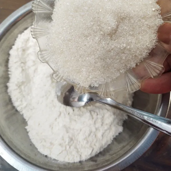 Campur kan tepung terigu dengan gula