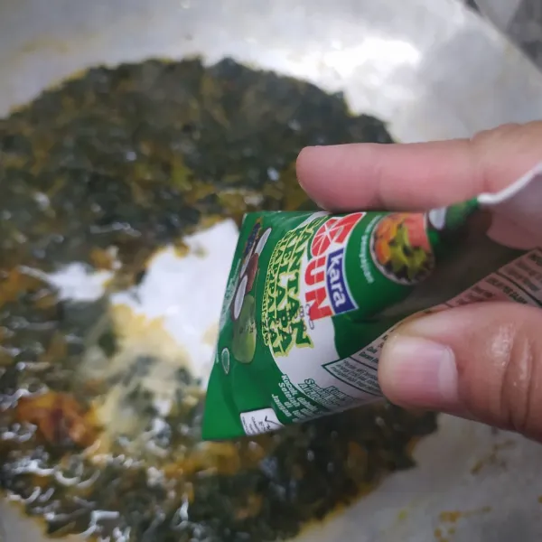 Masukkan santan instan, bumbui garam, gula pasir dan kaldu jamur. Aduk rata sambil koreksi rasa sesuai selera