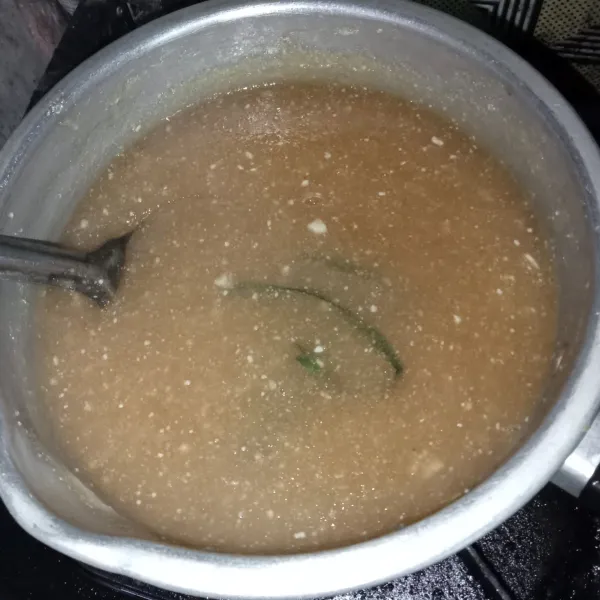 Masukkan singkong parut dan aduk-aduk hingga matang dan mengental.