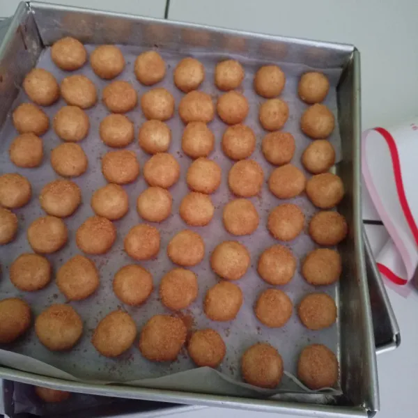 Tata diloyang yang sudah dialasi kertas roti oles margarin tipis