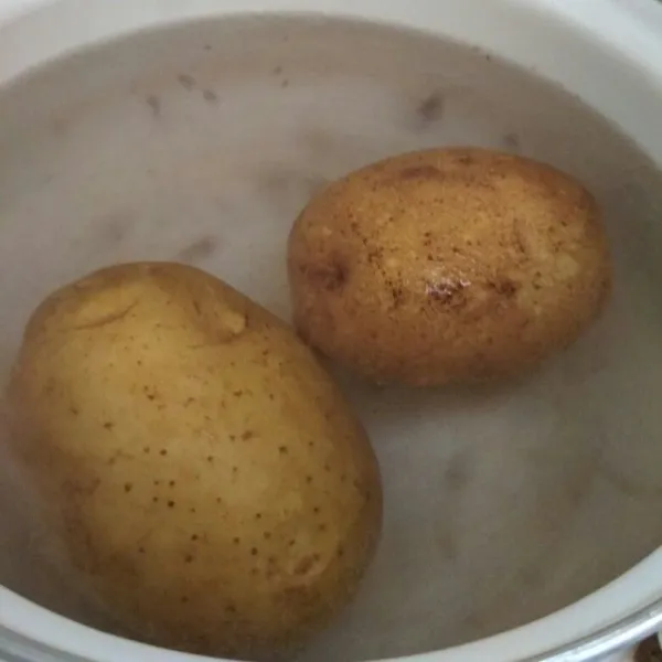 Dua buah kentang cuci bersih dan rebus hingga kentang empuk, angkat dan tiriskan