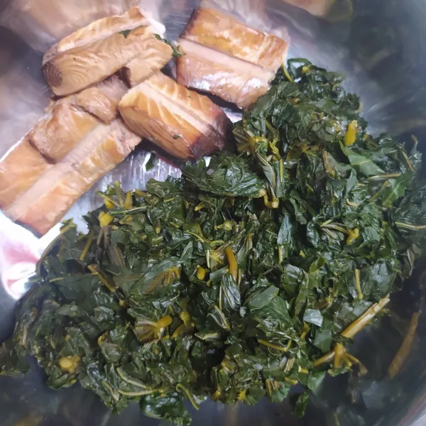 Potong-potong rebusan daun pepaya jepang. Cuci, potong dan goreng ikan tuna asap. Sisihkan