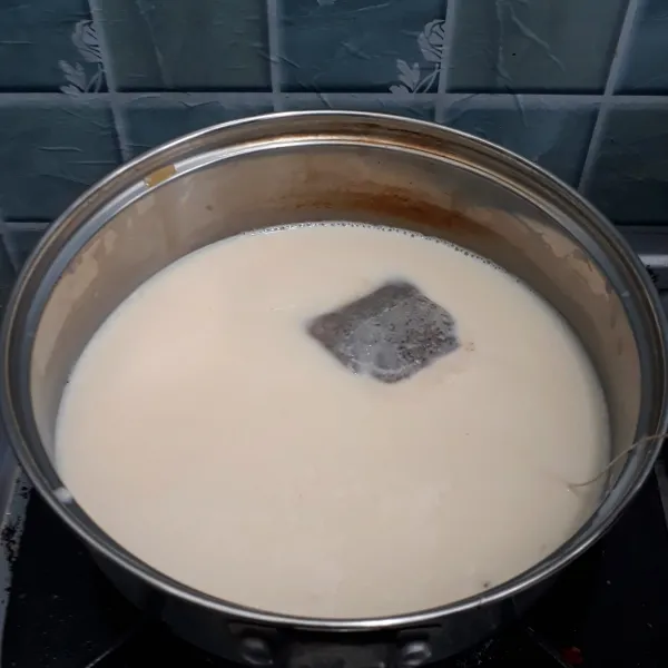 Rebus bahan puding milk tea hingga mendidih