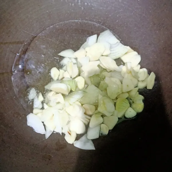 Siapkan wajan lalu beri minyak secukupnya. Lalu setelah panas masukkan irisan bawang lalu oseng sampai tercium harum