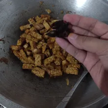 Lalu masukkan asam jawa, aduk rata.
