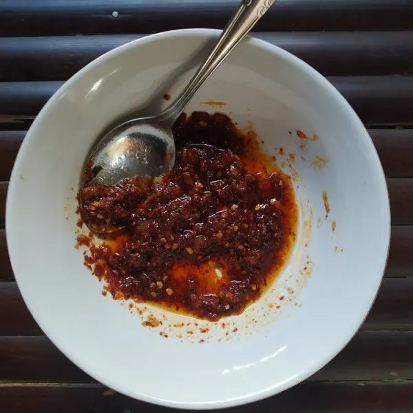 Tuang bumbu pedas kedalam mangkok, tambahkan kaldu bubuk, garam, merica, penyedap, kecap manis, minyak sayur, aduk rata