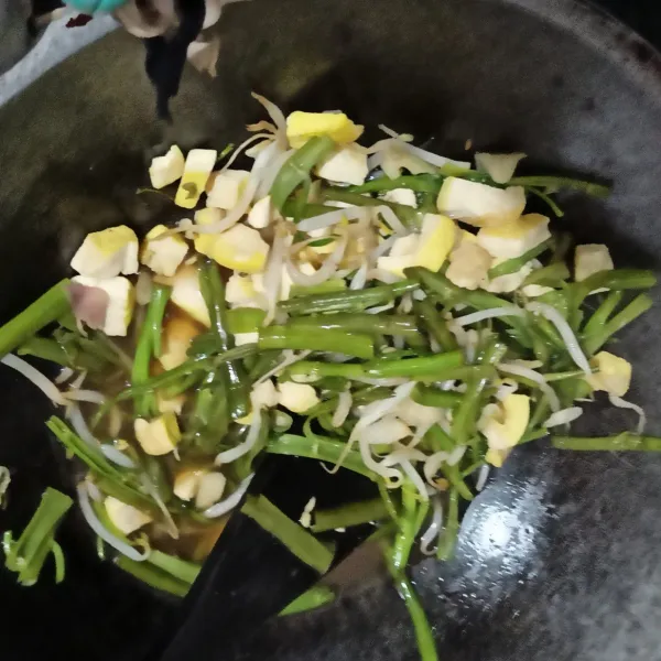 Masukkan tauge, batang kangkung dan tahu