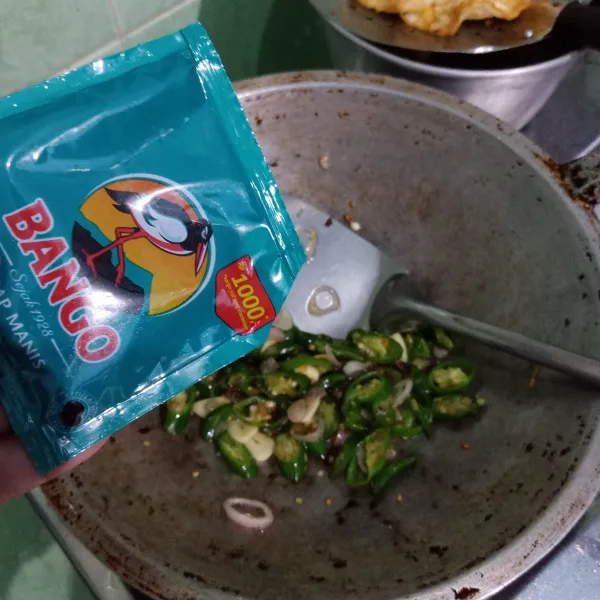 Beri kecap manis dan kecap asin, aduk rata.