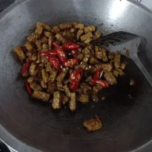 Masukkan irisan cabe merah, bumbui gula, garam, lada bubuk, dan kaldu jamur, aduk rata, masak sampai air menyusut.