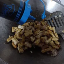 Masukkan tempe, lalu tambahkan kecap manis, aduk rata sampai kecap mengkaramel (tempe harus terkena minyak agar menjadi karamel dan legit).