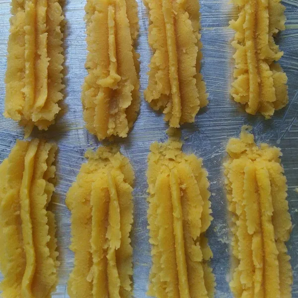 Cetak di loyang. Oven hingga matang.