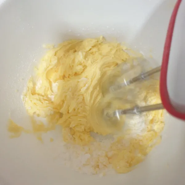 Mixer Gula halus dan butter, selama 1 Menit.
