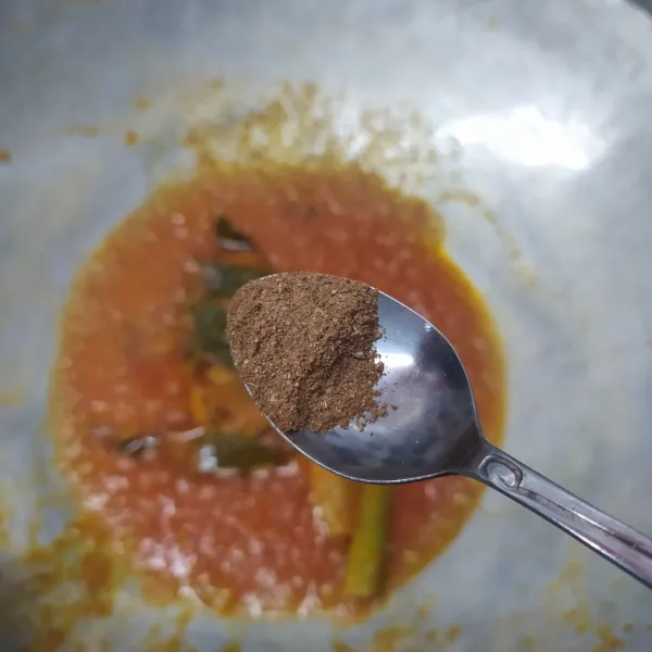 Masukkan garam masala, tumis sebentar sampai harum keluar