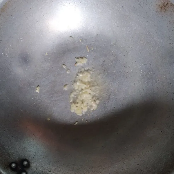 Tumis bawang putih hingga harum.