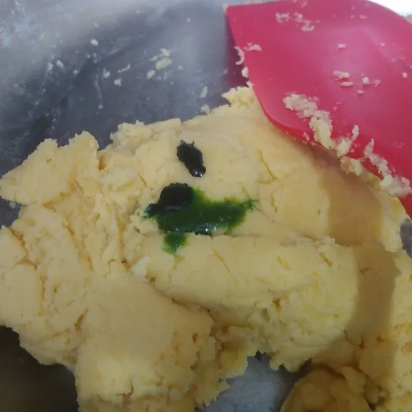Kalau Chef Gilang pemberian pewarna/pasta di awal pas mixer bahan butter, margarine dan lain-lainnya, berhubung saya kelupaan jadi ngasih pewarna di akhir, tapi tidak masalah ya bakal tetap berhasil :) tambahkan endapan pandan dan pewarna makanan aduk hingga rata pakai spatula