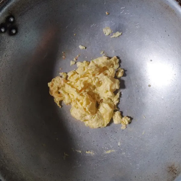 Tambahkan kocokan telur, orak-arik hingga matang.