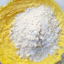 Masukkan tepung terigu dan vanili. Aduk rata.