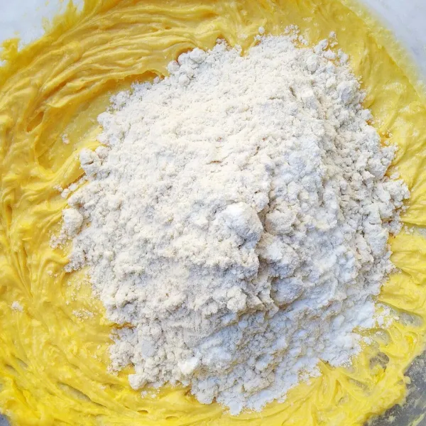 Masukkan tepung terigu dan vanili. Aduk rata.