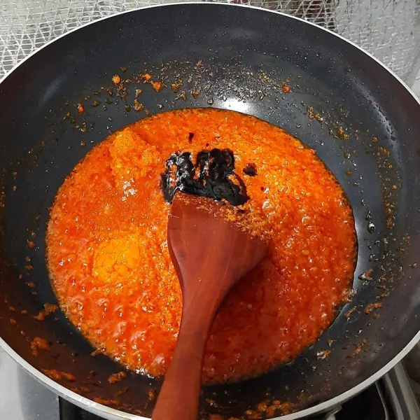 Tambahkan garam, gula pasir, merica, dan kecap manis