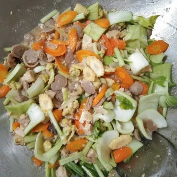 Blender udang kering, bawang merah, dan bawang putih, kemudian tumis hingga harum, masukkan telur aduk rata, kemudian masukkan saos tiram. Beri air secukupnya taburi garam, gula pasir, merica, bubuk kaldu, wortel, jagung muda, bunga kol, batang sawi dan batang pokcoy