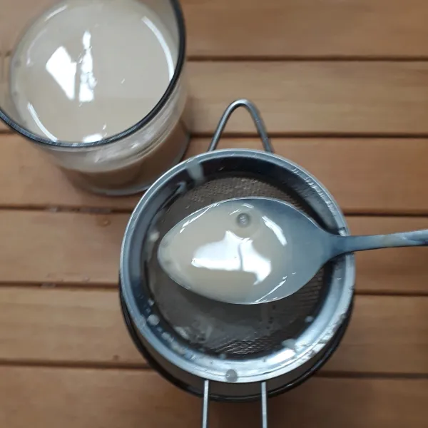 Masukkan adonan puding milk tea ke dalam gelas hingga setengah tinggi gelas lalu diamkan hingga permukaannya agak beku